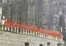 1976 - Les Amienoises devant la Cath&eacute;drale d'Amiens